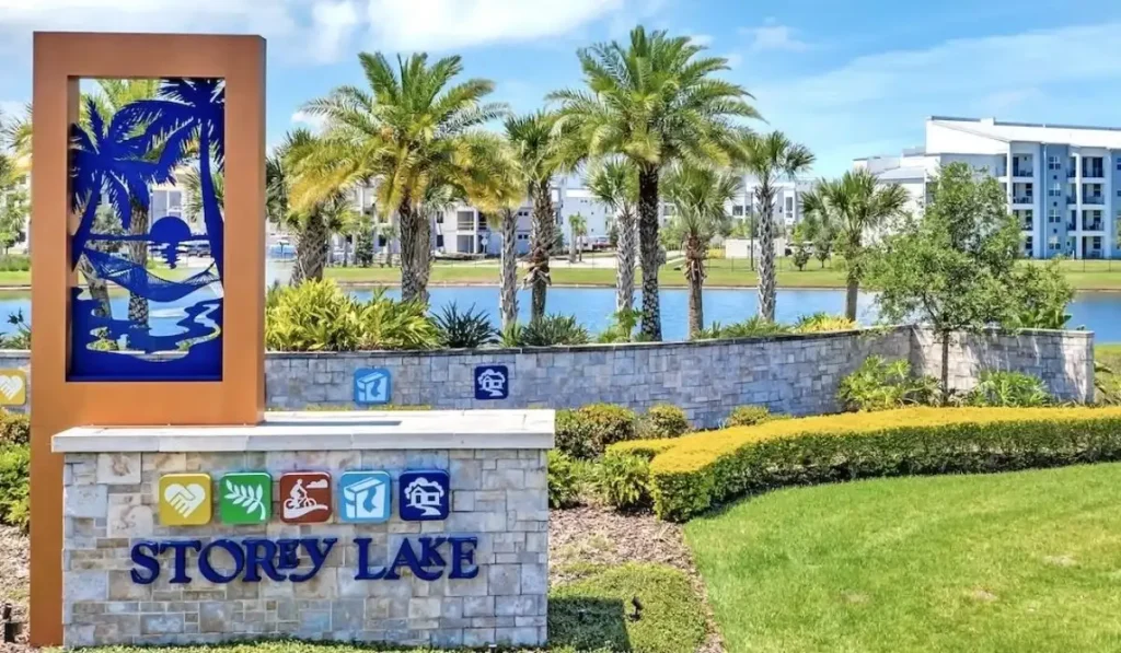 Entrada principal de Storey Lake, comunidad de renta corta en Kissimmee, Florida.