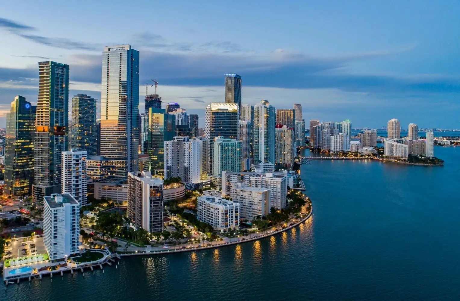 Vista aérea de Brickell y la bahía de Miami al atardecer.