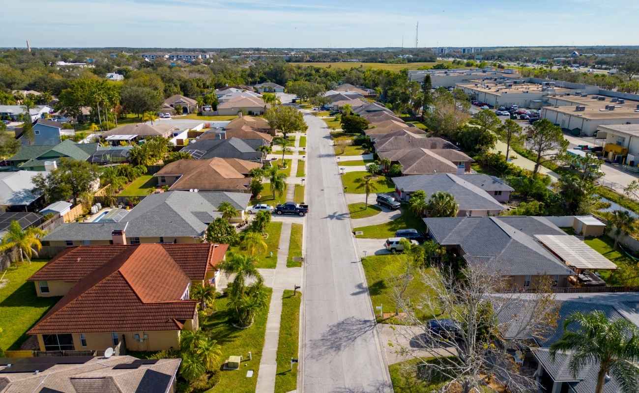 casas rodeada de arbusto con una via en el medio en orlando
