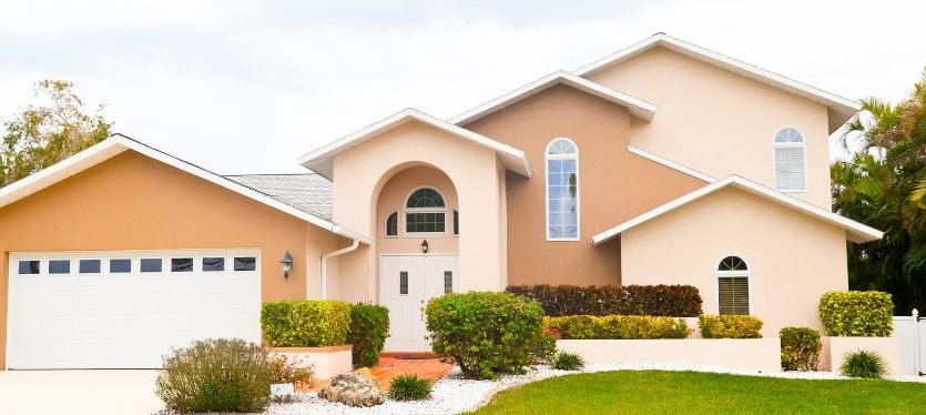 Casa bonita con garaje y camino de acceso