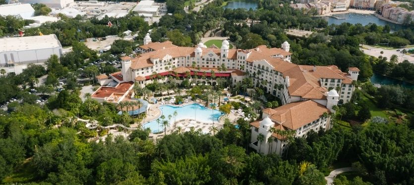 Vista del hotel Disneyland en París, Francia, destacando su diseño encantador y ambiente familiar