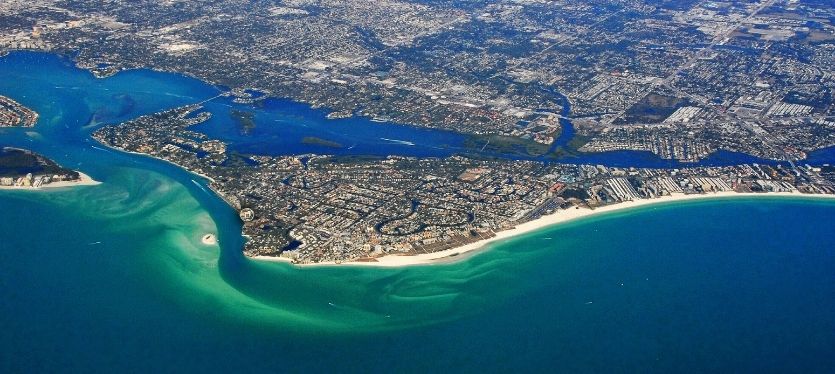 Aerial image depicting the coastline and city, illustrating the blend of natural and urban environments.