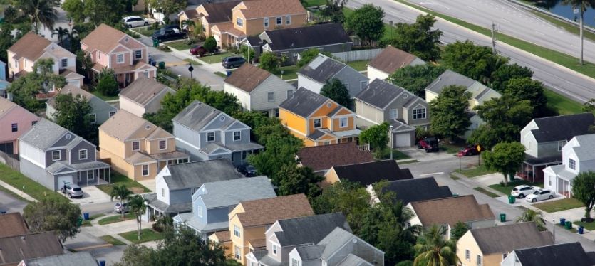 Panorama de un barrio residencial con varias casas de diferentes estilos