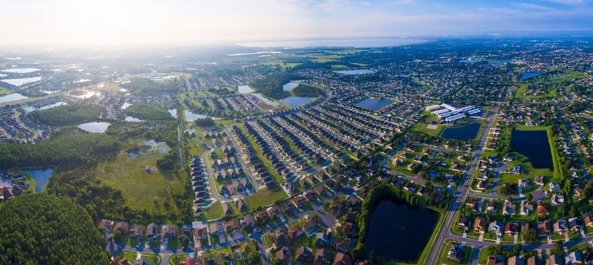 magen aérea de un barrio en Florida, con casas, jardines y caminos visibles entre la vegetación