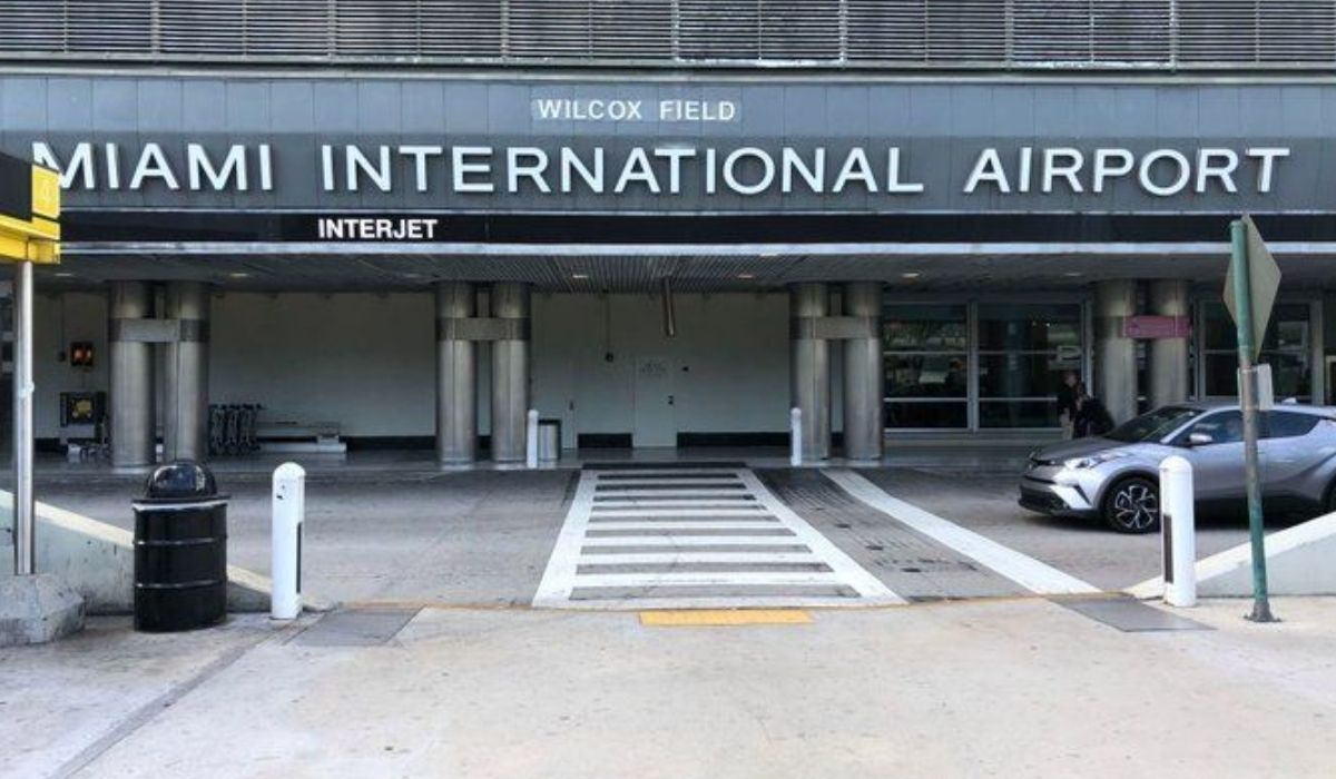 aeropuerto internacional de miami, con aviones y terminales modernas bajo un cielo despejado