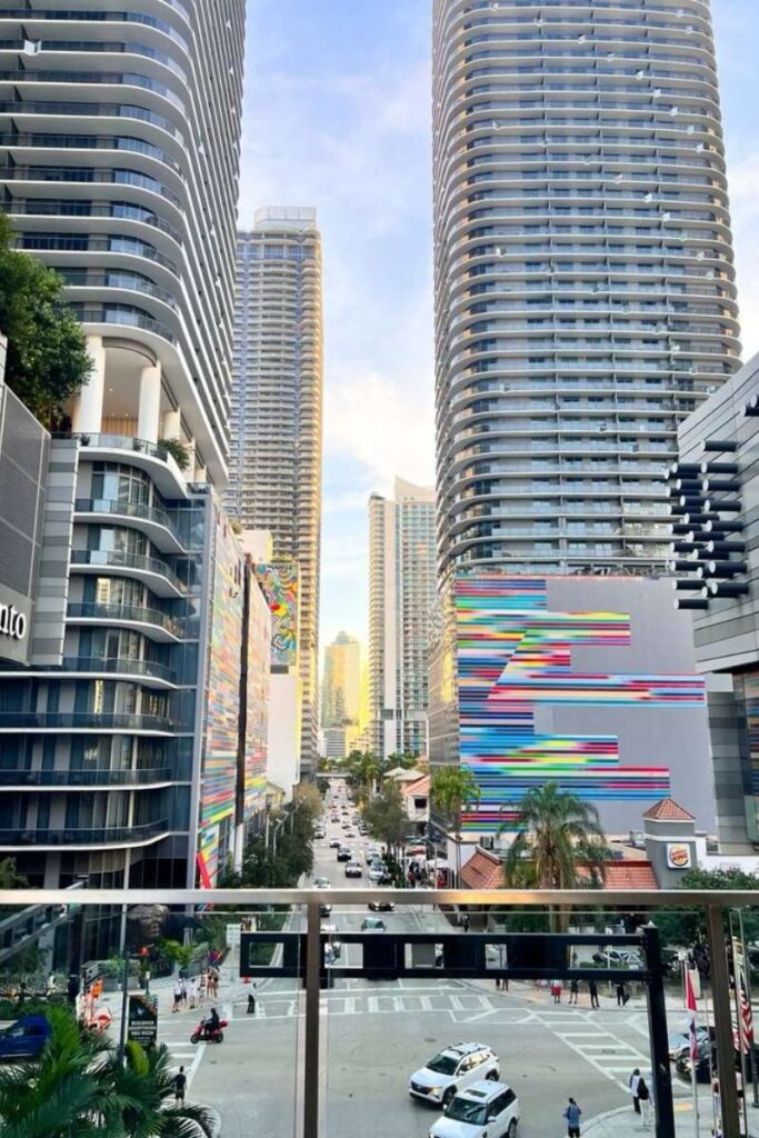 Vista de la ciudad Brickell desde un edificio adornado con un mural colorido que resalta el paisaje urbano
