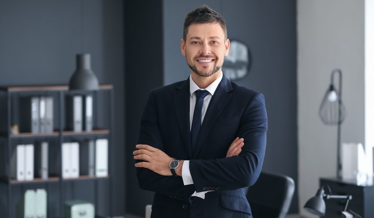 abogado de negocios estrategias legales feliz en traje