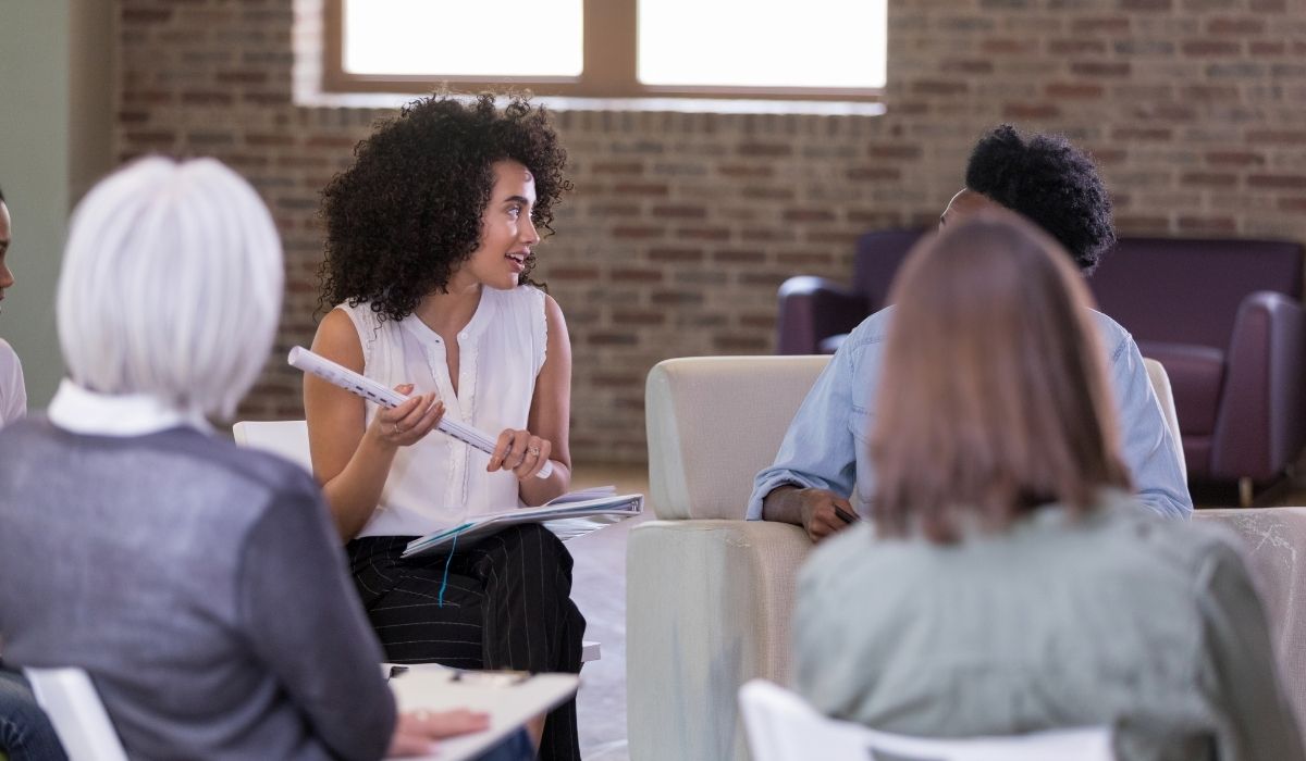 Un grupo de hoa en florida sentadas en círculo, conversando animadamente entre sí