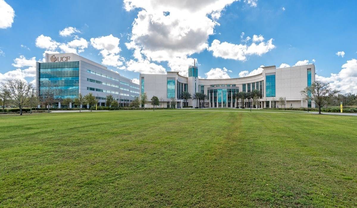 Edificio en lake nona medical en el centro del campus, rodeado de áreas verdes y caminos peatonales.