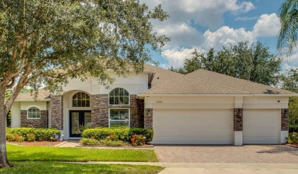 Luxury home is located in the heart of Orlando, surrounded by grass