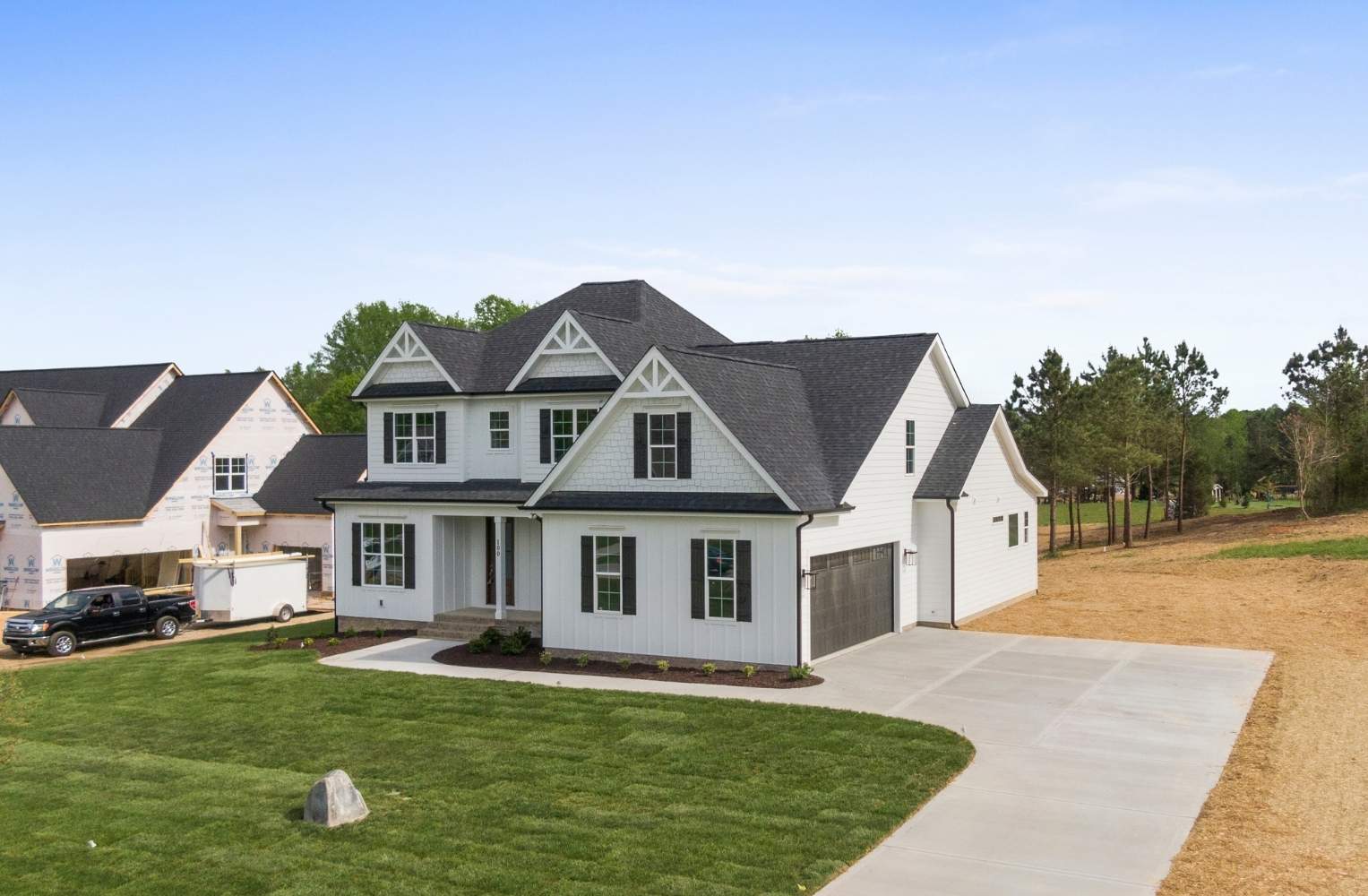 Casa grande en Orlando con entrada de coches y garaje, ideal para familias.