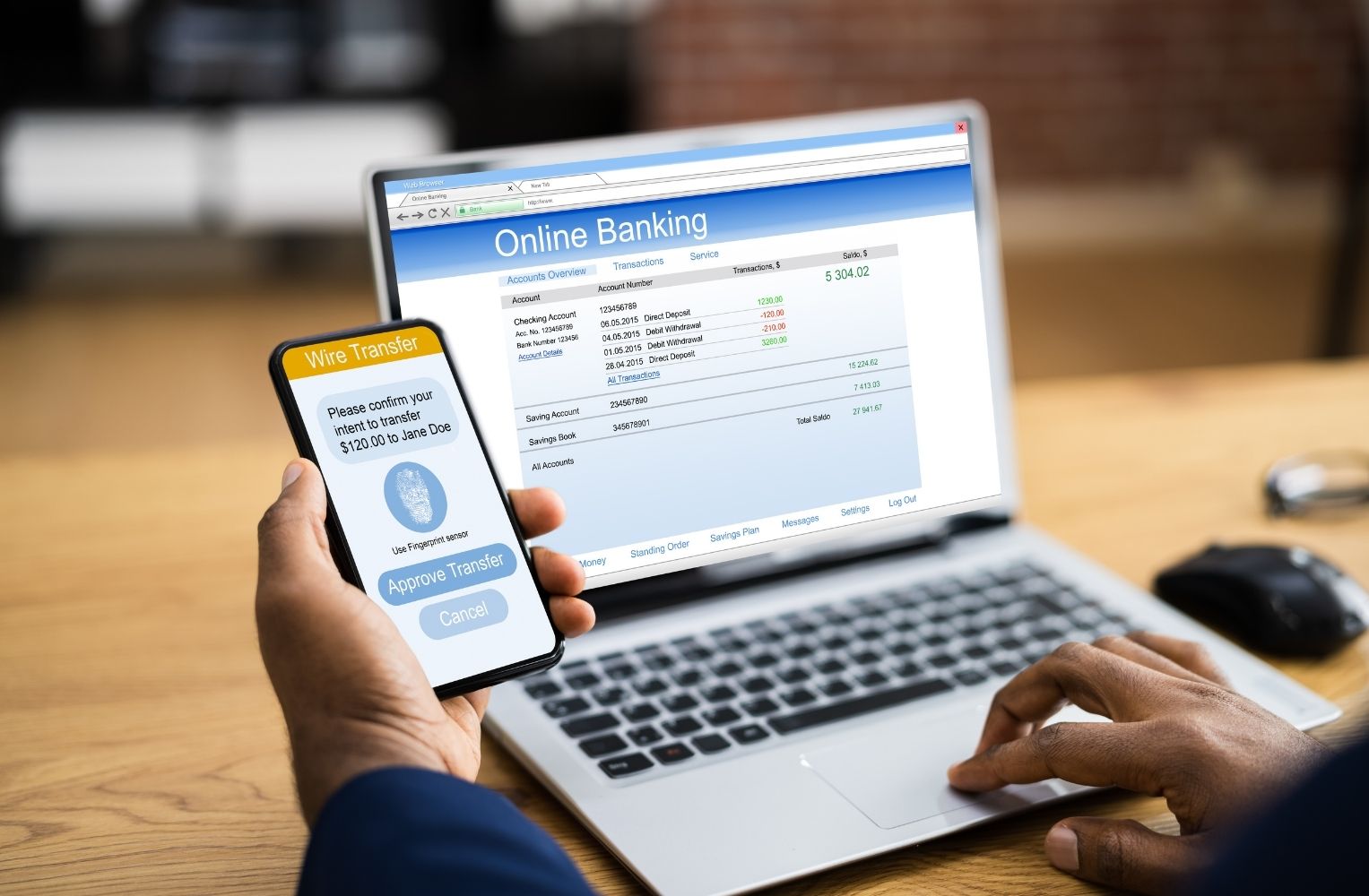 Image illustrating online and mobile banking, focusing on money transfers from Latin America to Florida