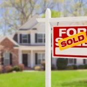 Imagen que ilustra consejos para vender tu casa rápidamente en Florida, ideal para vivir o invertir.