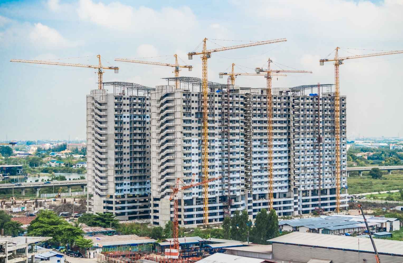 Edificio grande en construcción con grúas, simbolizando oportunidades de inversión en Orlando con poco capital