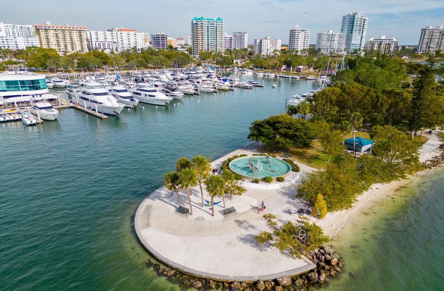 Vista aérea del puerto deportivo en Fort Lauderdale, mostrando yates y embarcaciones en un entorno costero vibrante