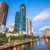 Un río frente a altos edificios en una ciudad, ideal para explorar ciudades de Florida con bajo presupuesto