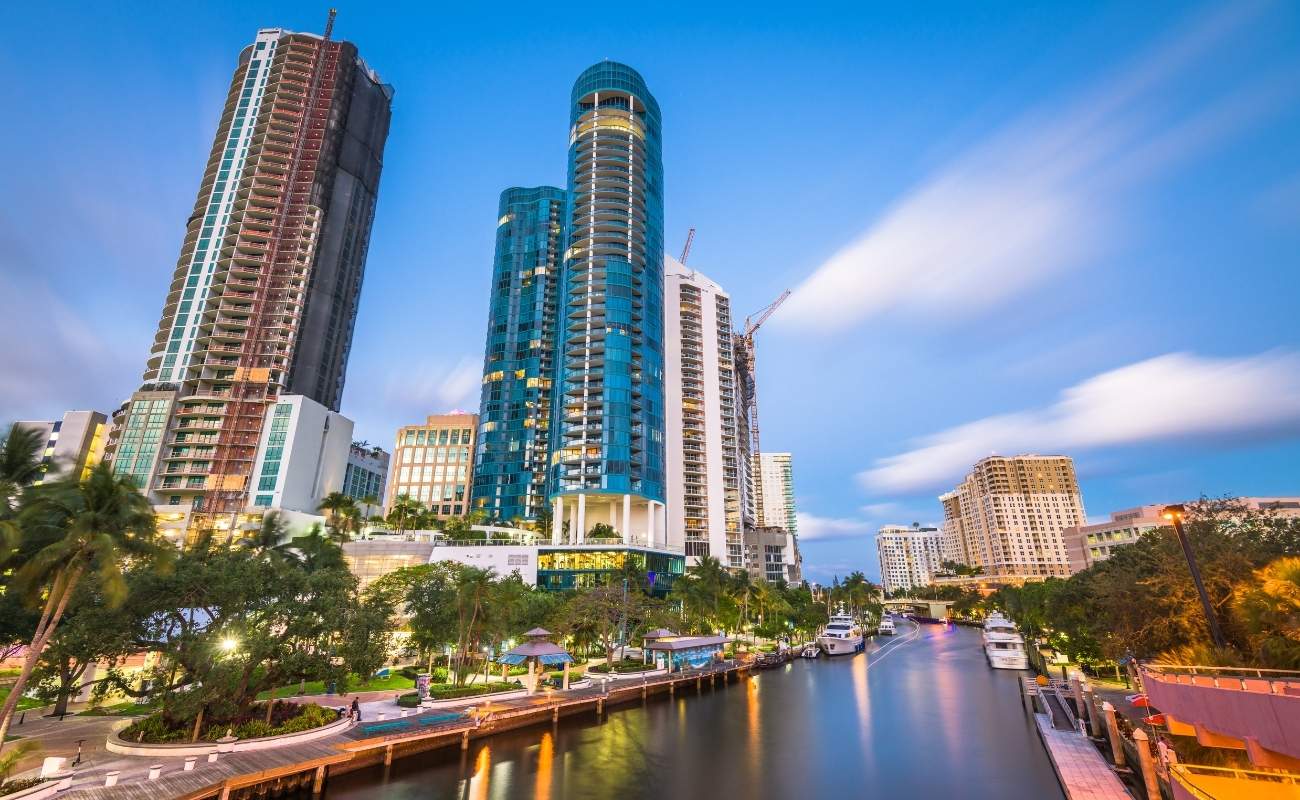 Un río frente a altos edificios en una ciudad, ideal para explorar ciudades de Florida con bajo presupuesto