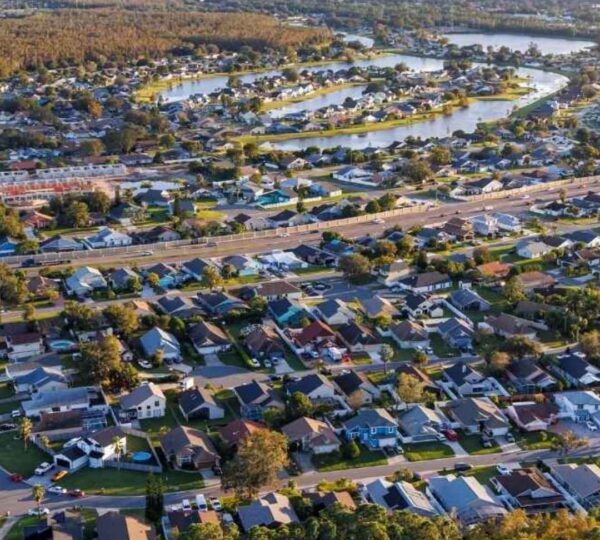 Vista aérea de un suburbio en orlando, mostrando casas y calles en un entorno residencial tranquilo y verde.