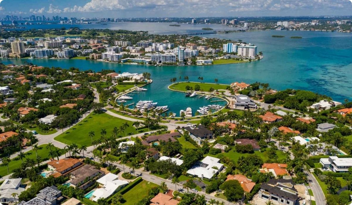 Vista aérea de Bal Harbour, mostrando la ciudad y el agua, destacando su exclusividad como zona de inversión.