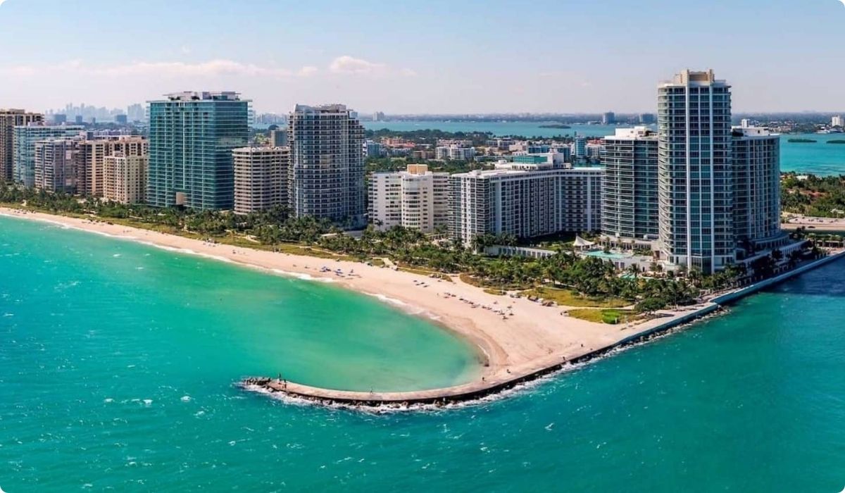 Playa y horizonte de Miami, con Bal Harbour como zona exclusiva de inversión en primer plano.