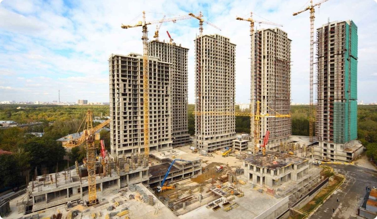 Construcción de edificios residenciales en la ciudad, destacando el desarrollo urbano en Miami.