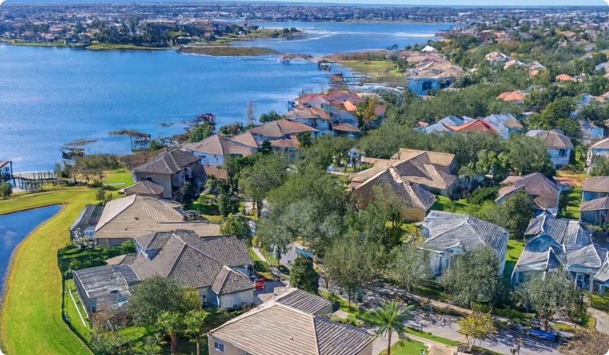 Vista aérea de un vecindario en Orlando con casas y agua, destacando los suburbios más rentables de 2025.