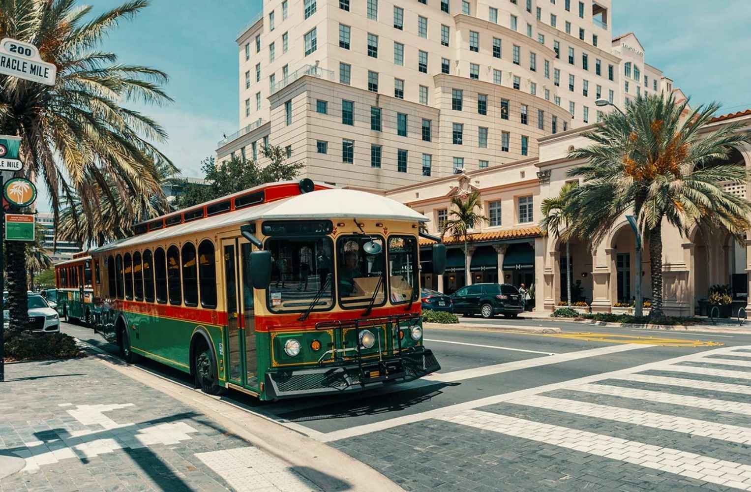 n tranvía avanza por la calle en Coral Gables, un símbolo de lujo y exclusividad en Miami.