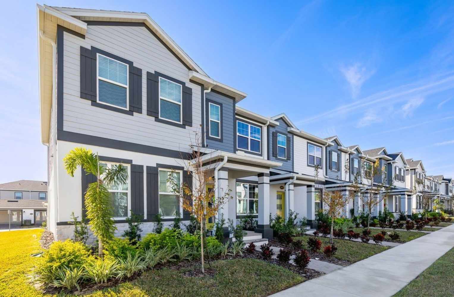 Townhouses en un parque, ideales para familias en Orlando, rodeados de áreas verdes y espacios recreativos.