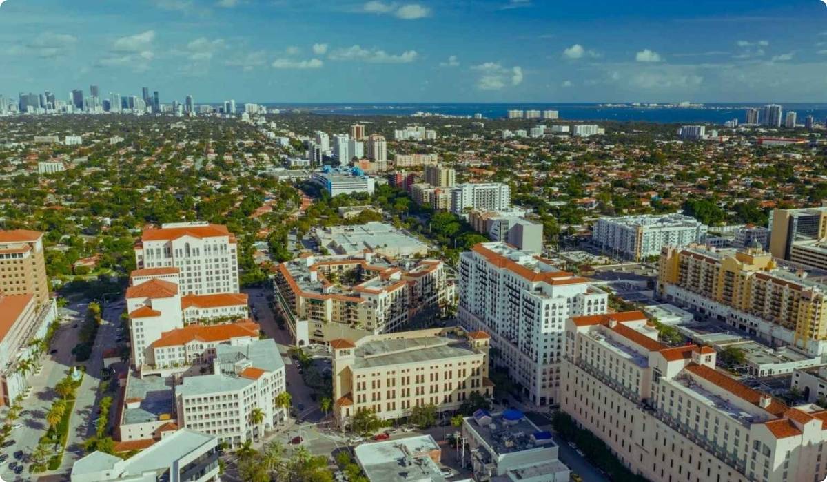 Vista aérea de Miami, Florida, destacando Coral Gables, un área de lujo y exclusividad en la ciudad.