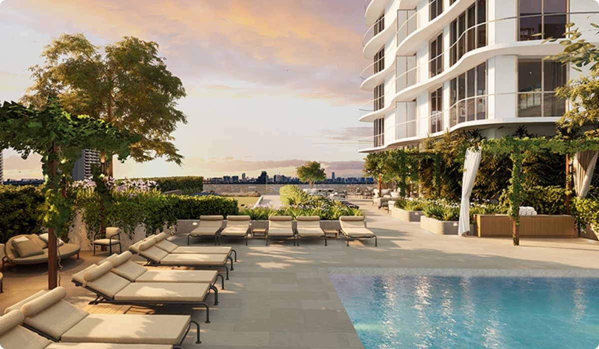 Área de piscina en el nuevo edificio de apartamentos, ideal para relajarse y disfrutar del sol en Florida 2026.