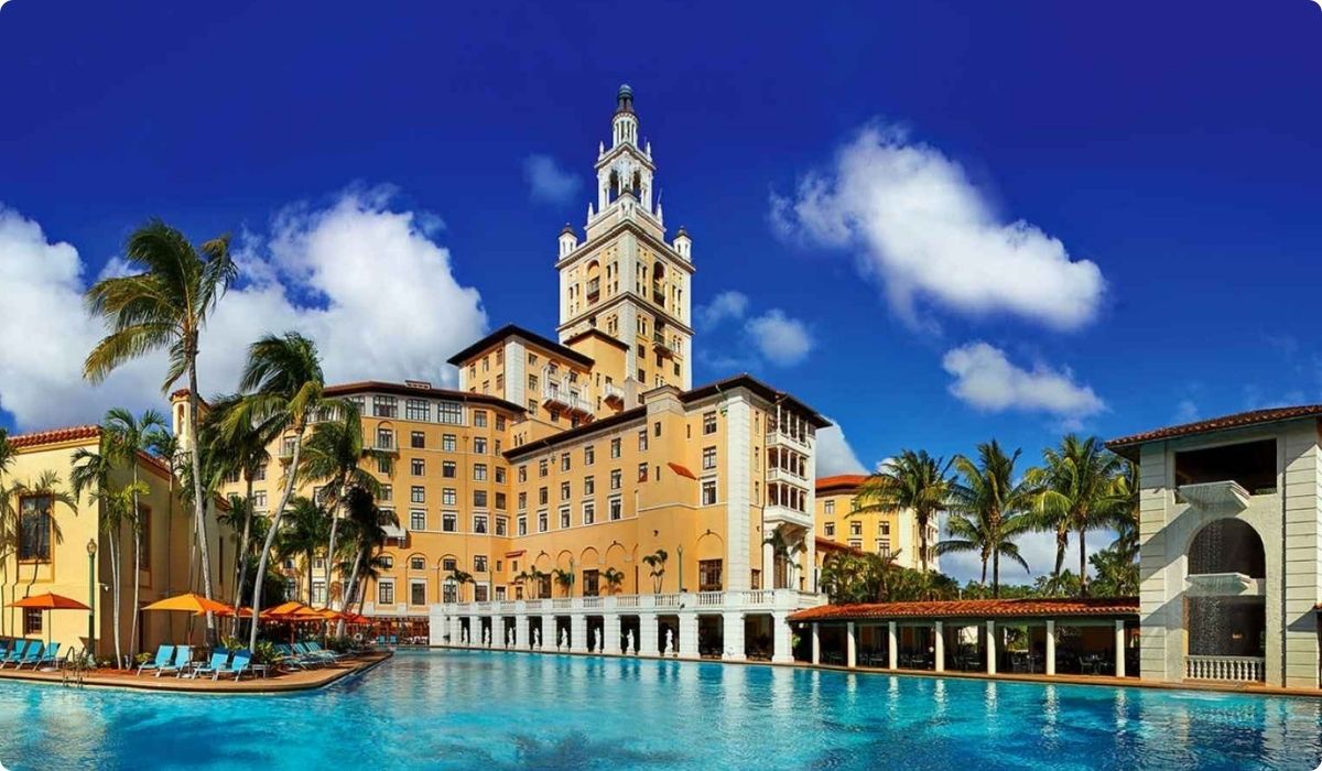 Vista del Hotel en Miami, edificio rodeado de jardines y palmeras, destacado en el informe de suburbios 2026.