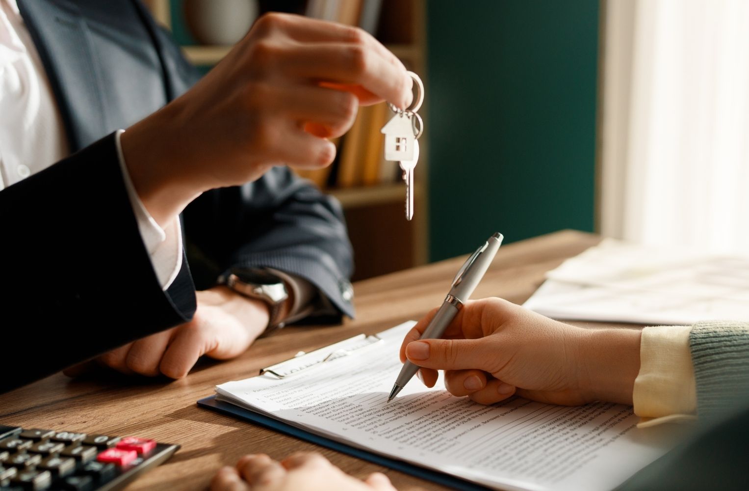 Persona sosteniendo una llave de casa, simbolizando el financiamiento para la compra de vivienda.