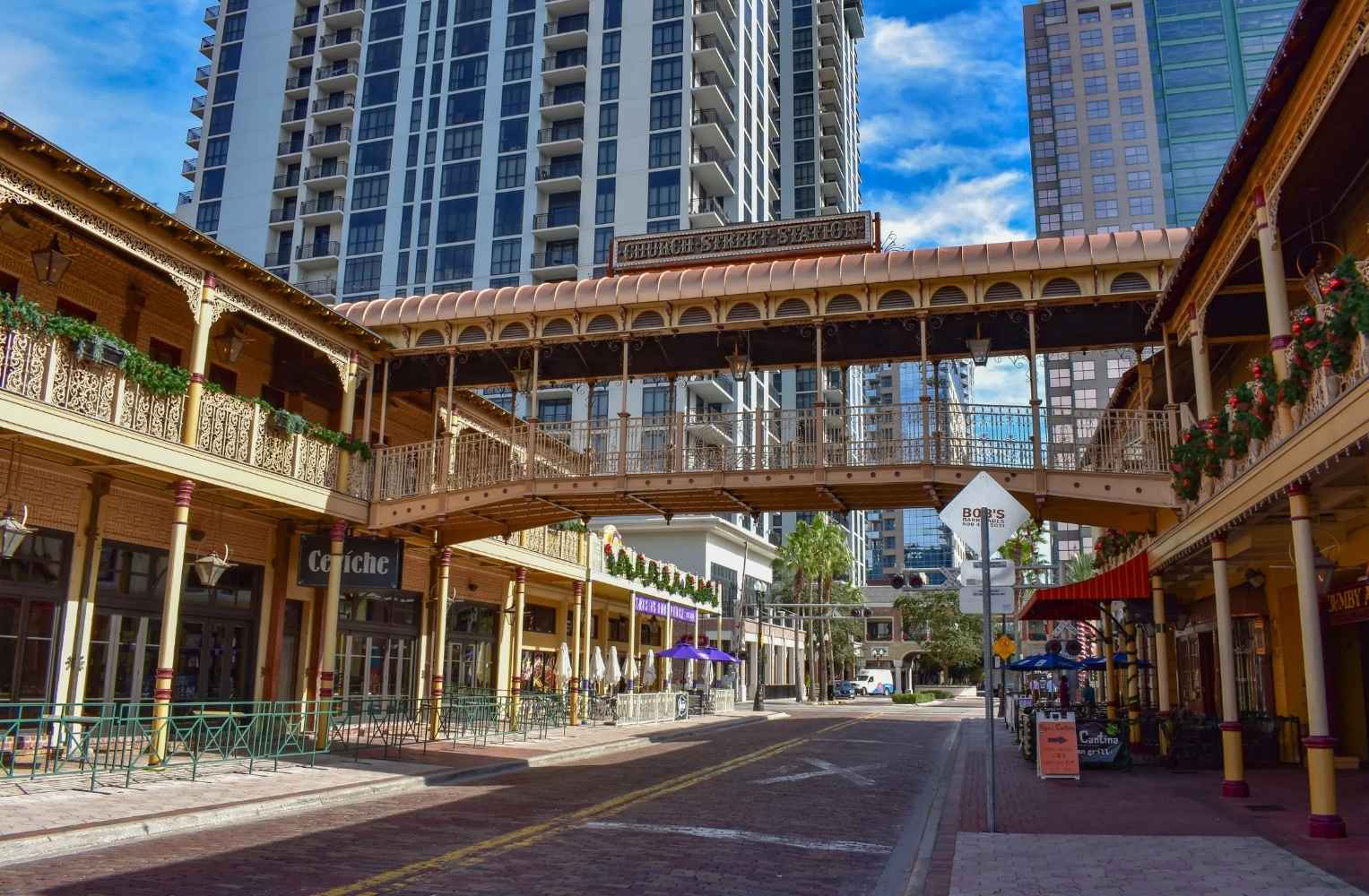 Calle del centro Dowtown con un puente y edificios al fondo.