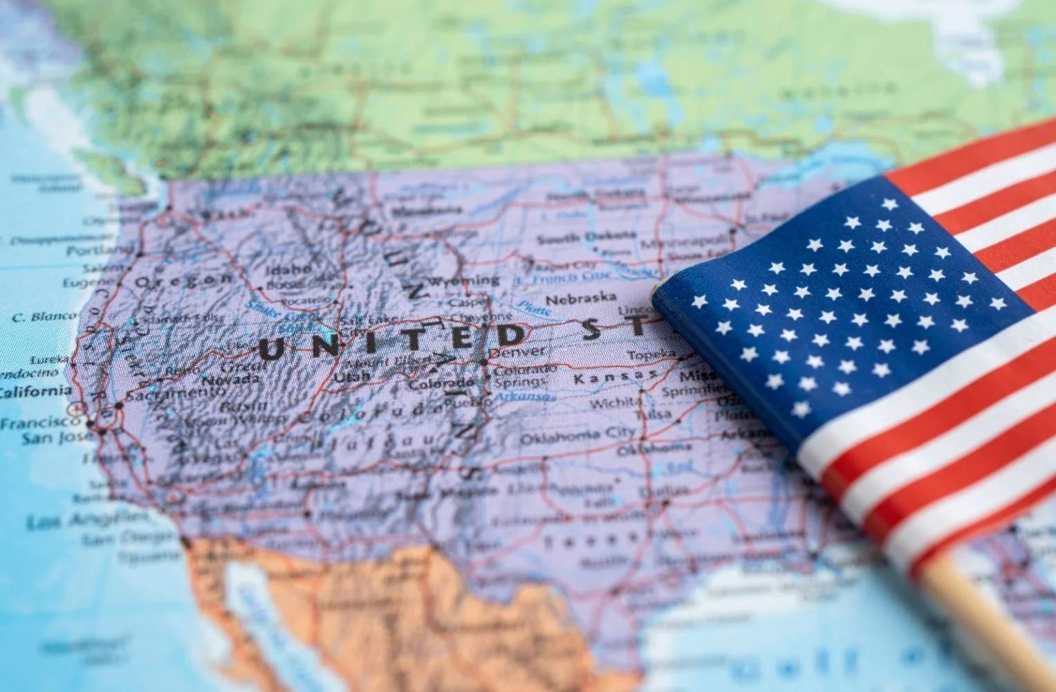 Bandera de Estados Unidos sobre un mapa del país