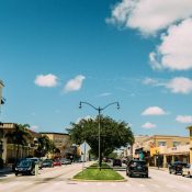 Calle en Orlando con coches estacionados y edificios a ambos lados, mostrando la vida urbana de la ciudad.