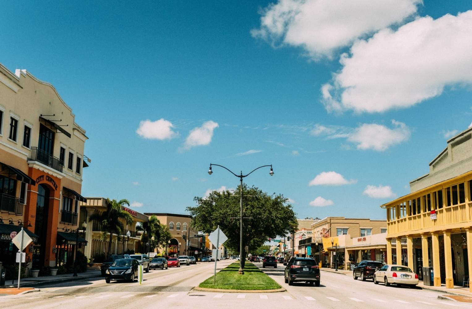 Calle en Orlando con coches estacionados y edificios a ambos lados, mostrando la vida urbana de la ciudad.