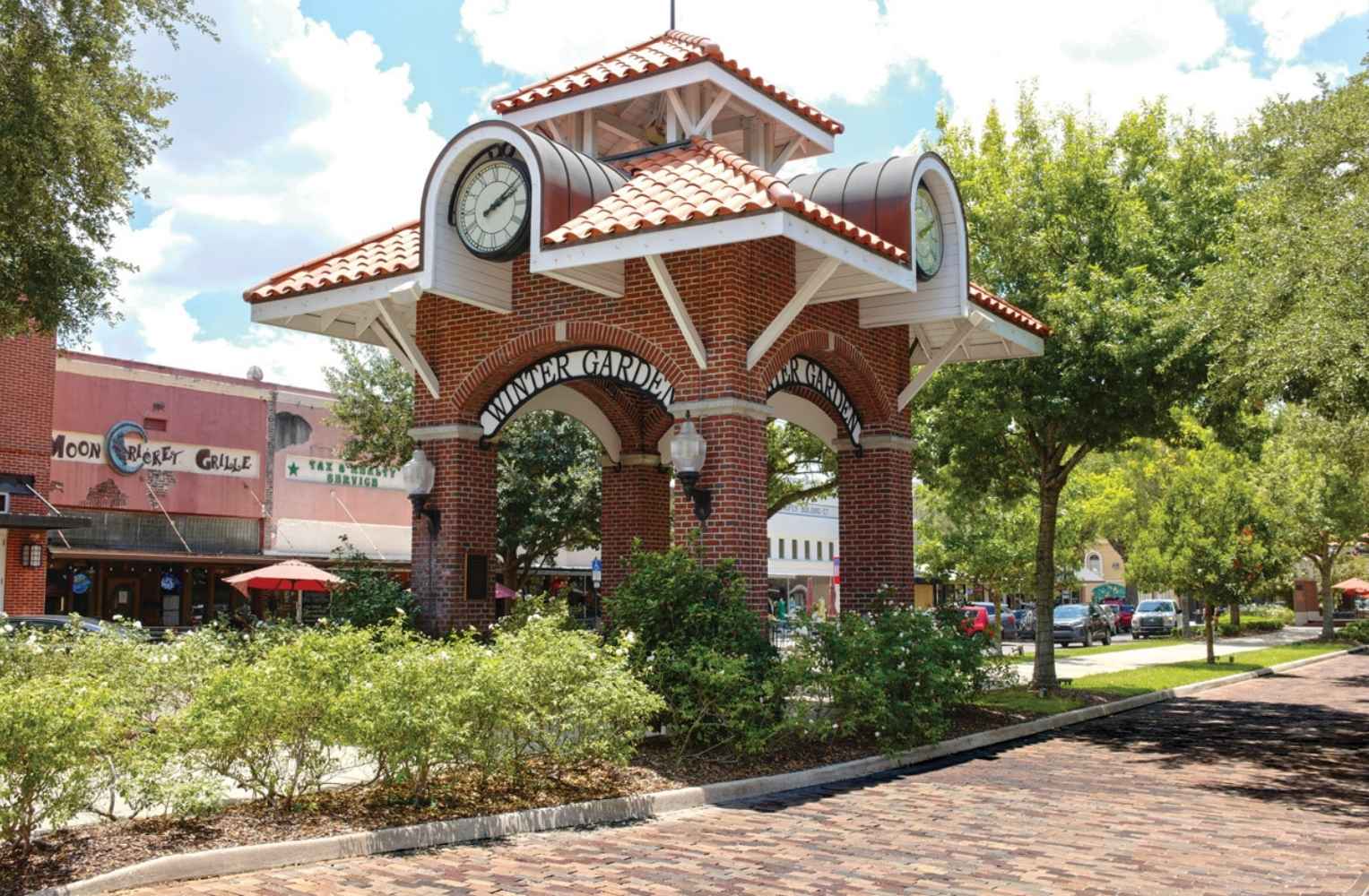 Arco de ladrillos con un reloj en el centro, ubicado en Orlando.