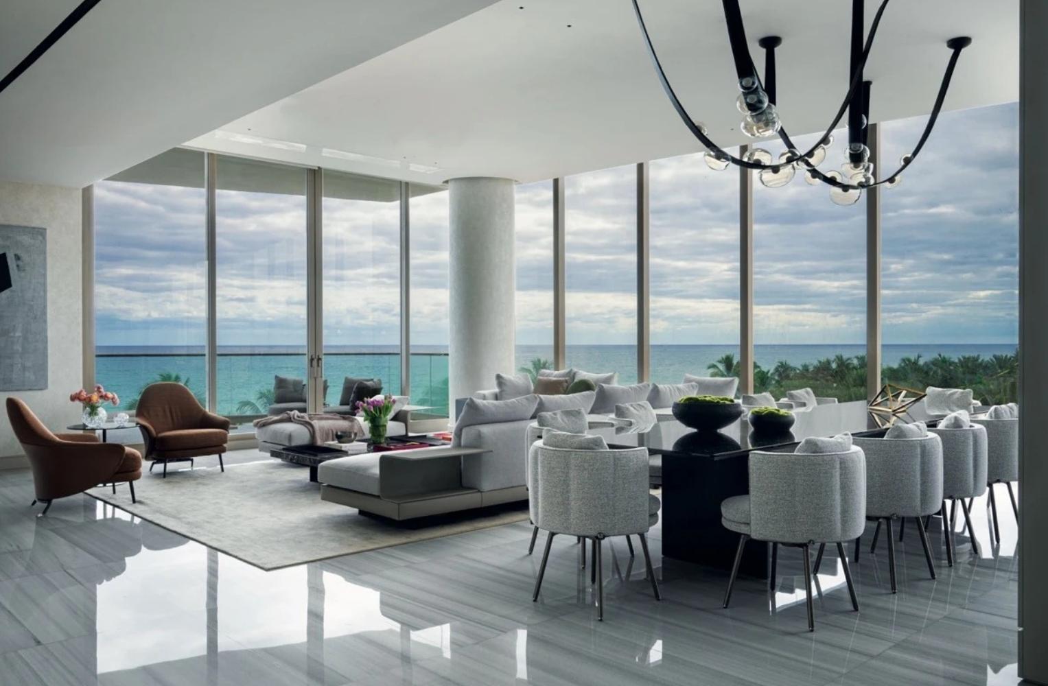 Vista aérea de la playa y el océano en Miami, mostrando la costa y el agua azul brillante.