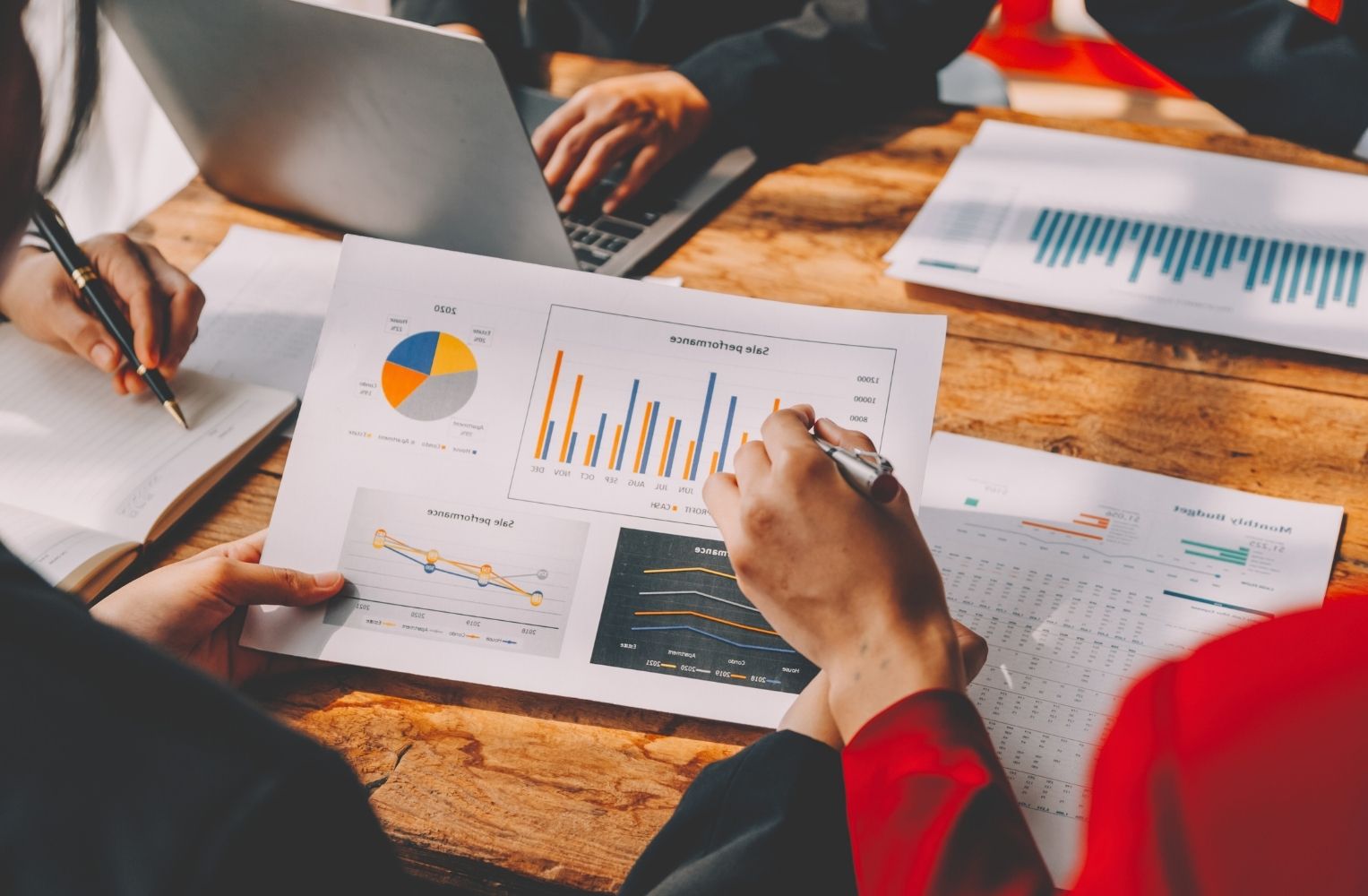 Personas de negocios colaborando en la elaboración de un plan empresarial en una oficina moderna.