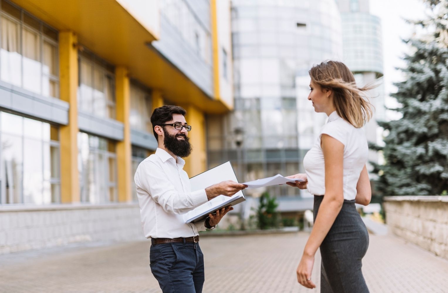 dos profesionales de negocios intercambiando documentos