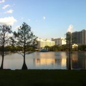 Vista panorámica de los barrios residenciales y edificios comerciales cerca del Lago Eola en Orlando, Florida.