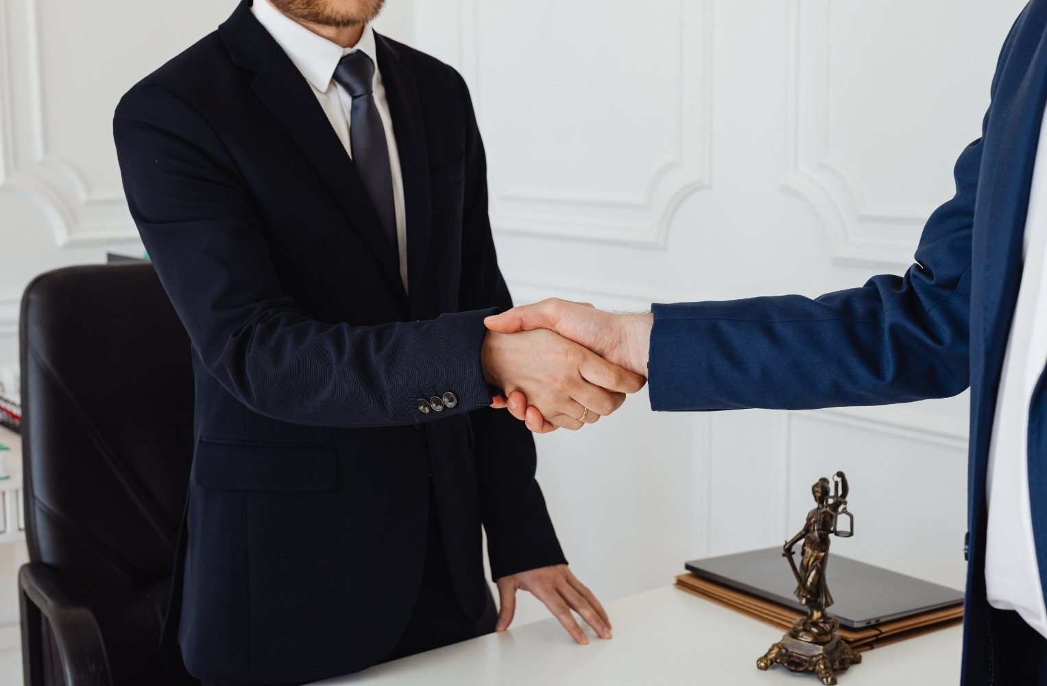 Cierre de contrato de compraventa de casa en Florida y asesoría legal inmobiliaria para inversionistas en 2026.