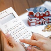 Cálculo del retorno de inversión (ROI) y gastos de cierre para la compra de una propiedad en Florida.