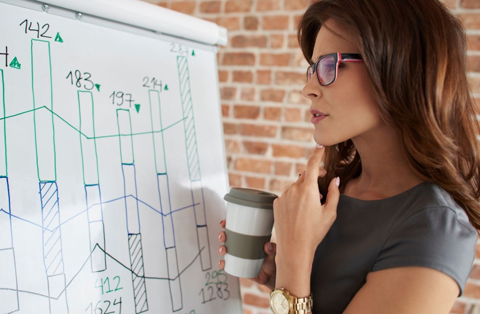 Inversionista evaluando el crecimiento del mercado inmobiliario y el ROI en Florida mediante gráficos financieros.