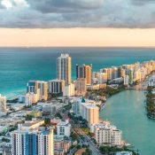 Vista aérea de rascacielos y edificios de lujo frente al mar en Miami Beach.