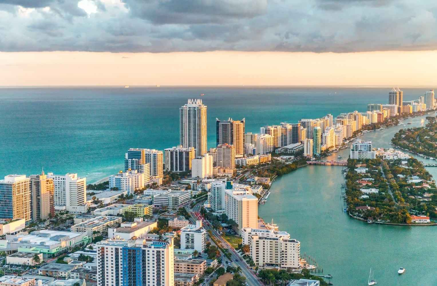 Vista aérea de rascacielos y edificios de lujo frente al mar en Miami Beach.