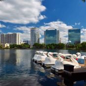 Vista del lago Eola en el centro de Orlando con sus icónicos botes de pedal en forma de cisne y edificios corporativos de fondo