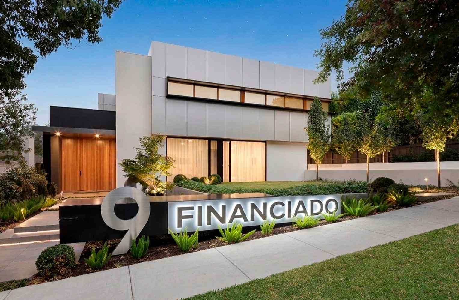 Fachada de casa moderna iluminada con un letrero que dice "Financiado".