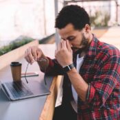 Errores comunes al enviar dinero al extranjero y problemas en el cierre de inversiones.