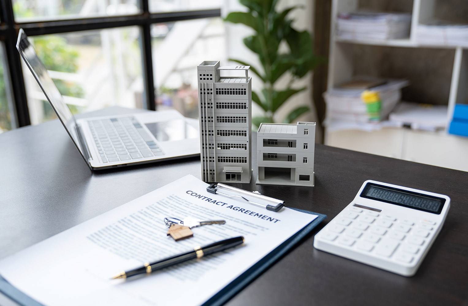 Firma de contrato de inversión inmobiliaria y planificación fiscal en Florida.